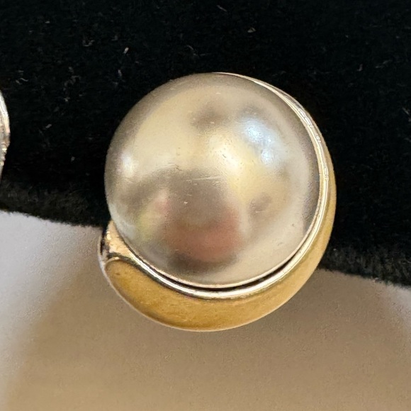 CLIP ON EARRINGS grey faux pearl and enamel on silver tone backing Vintage 80s - Picture 6 of 11